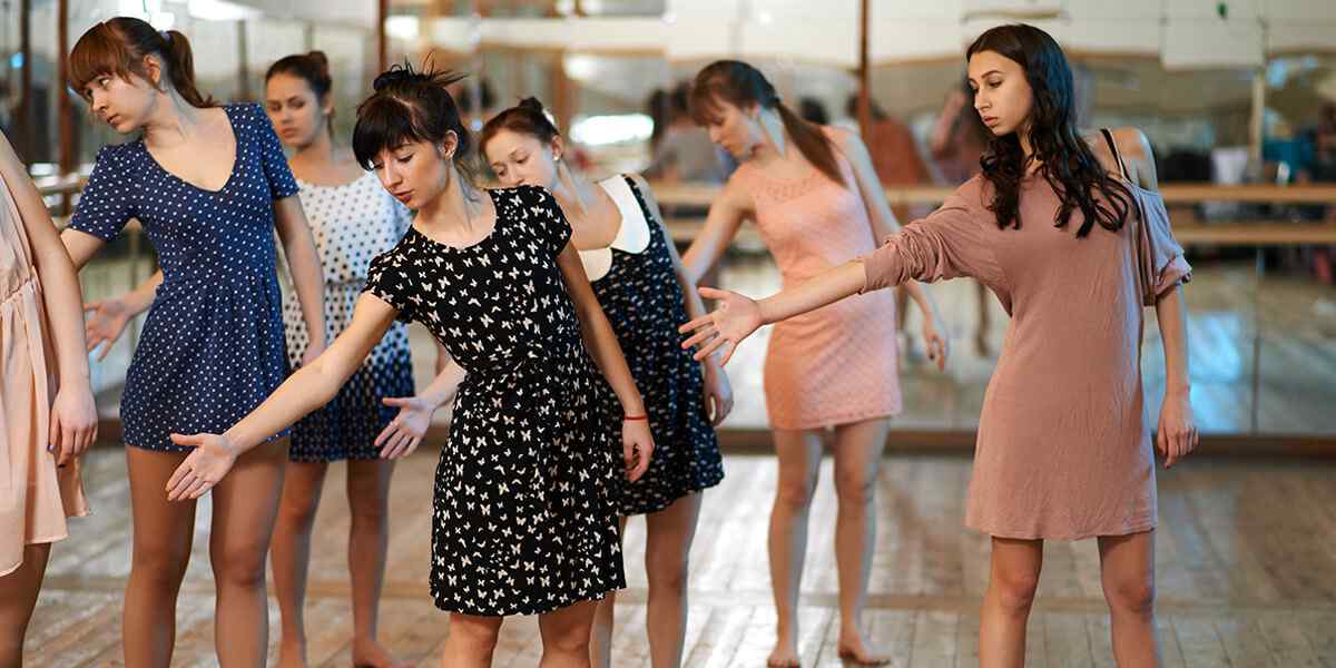 https://shreeganeshpackers.co.in/wp-content/uploads/2019/04/inner_dance_01.jpg